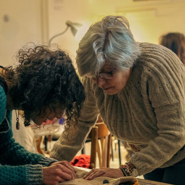 Ana explicando a una alumna